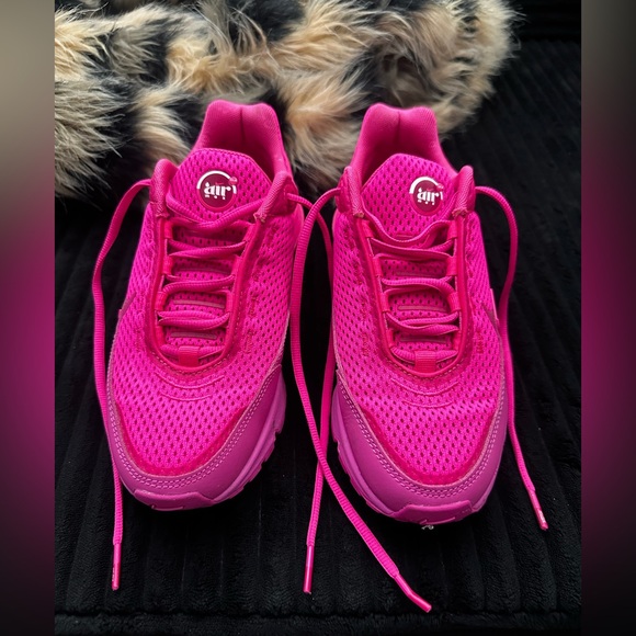 Women’s NIKE Fuchsia Air Max Sneakers 🩷🩷🩷 - Picture 2 of 9